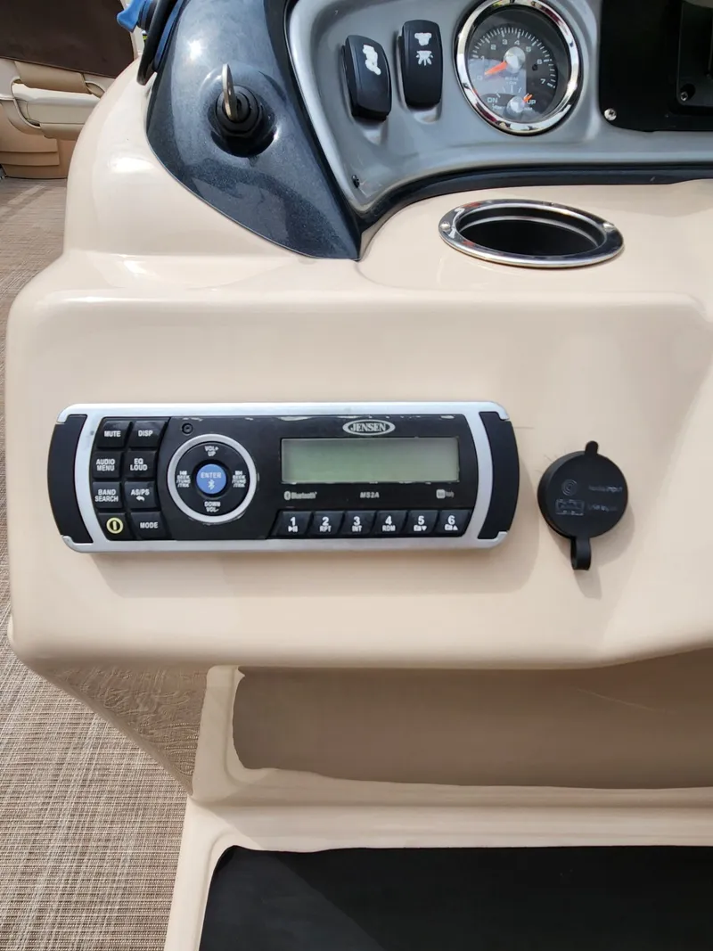 Slide: The Image of Sun Tracker Fishin' Barge 22 DLX 2019 - 17