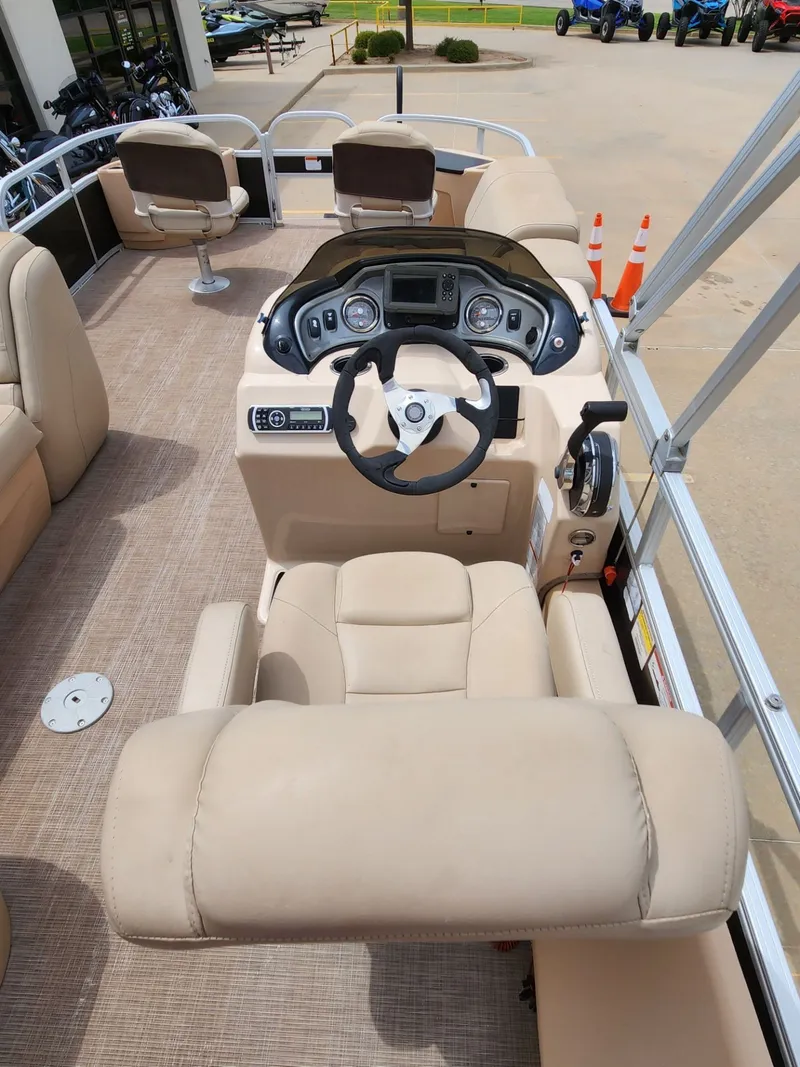 Slide: The Image of Sun Tracker Fishin' Barge 22 DLX 2019 - 18