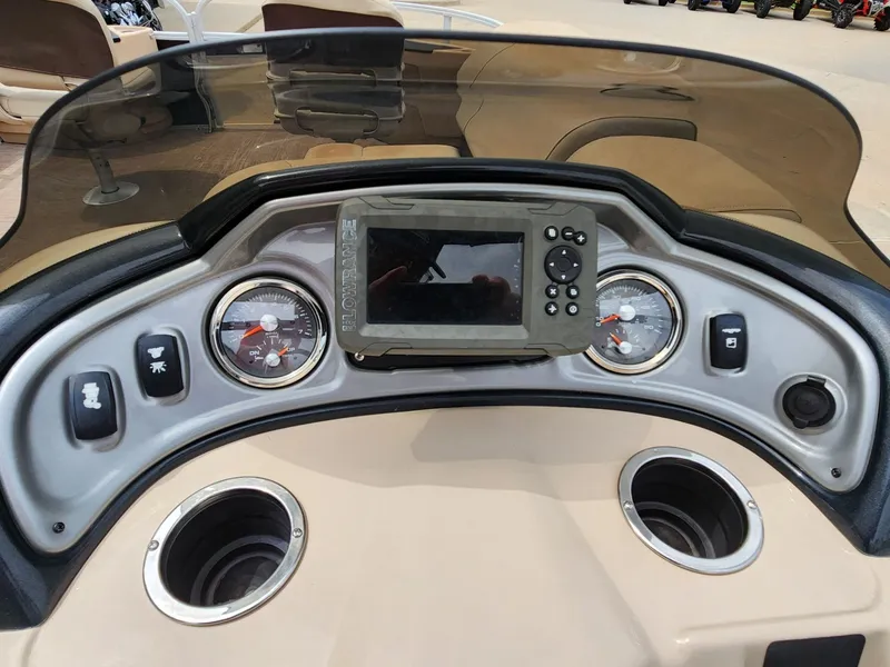 Slide: The Image of Sun Tracker Fishin' Barge 22 DLX 2019 - 19