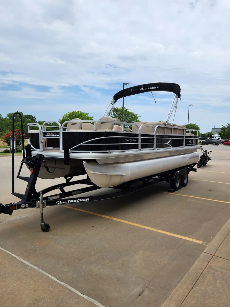 Slide: The Image of Sun Tracker Fishin' Barge 22 DLX 2019 - 4
