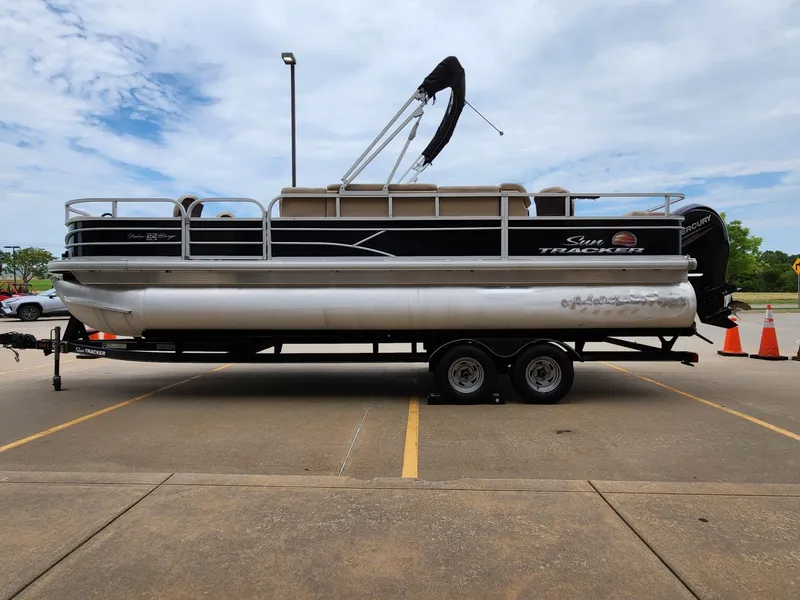 Slide: The Image of Sun Tracker Fishin' Barge 22 DLX 2019 - 5