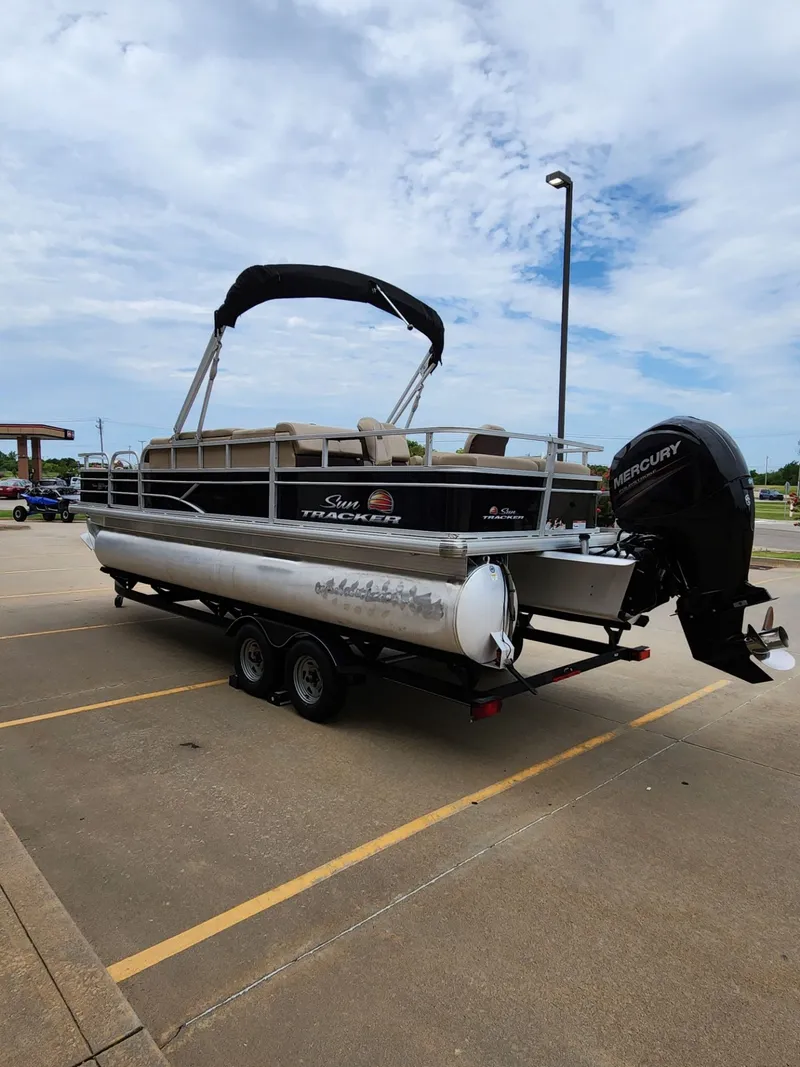 Slide: The Image of Sun Tracker Fishin' Barge 22 DLX 2019 - 6