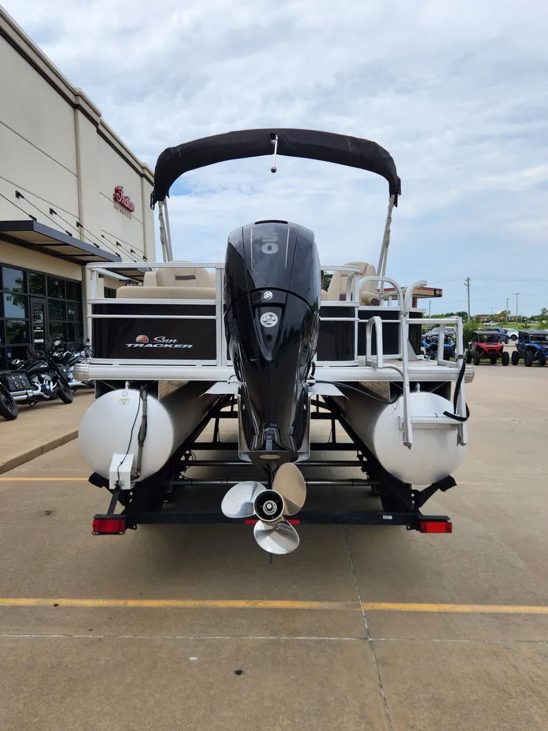 Slide: The Image of Sun Tracker Fishin' Barge 22 DLX 2019 - 7