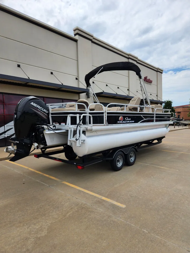 Slide: The Image of Sun Tracker Fishin' Barge 22 DLX 2019 - 8