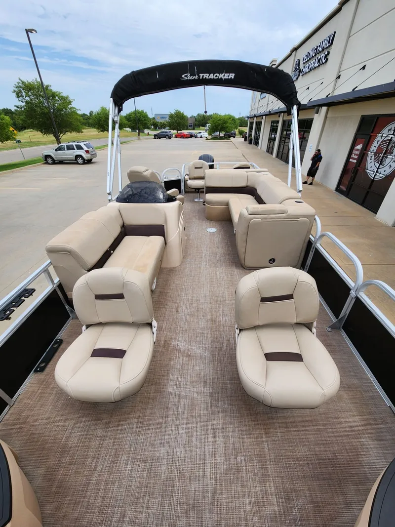 Slide: The Image of Sun Tracker Fishin' Barge 22 DLX 2019 - 9