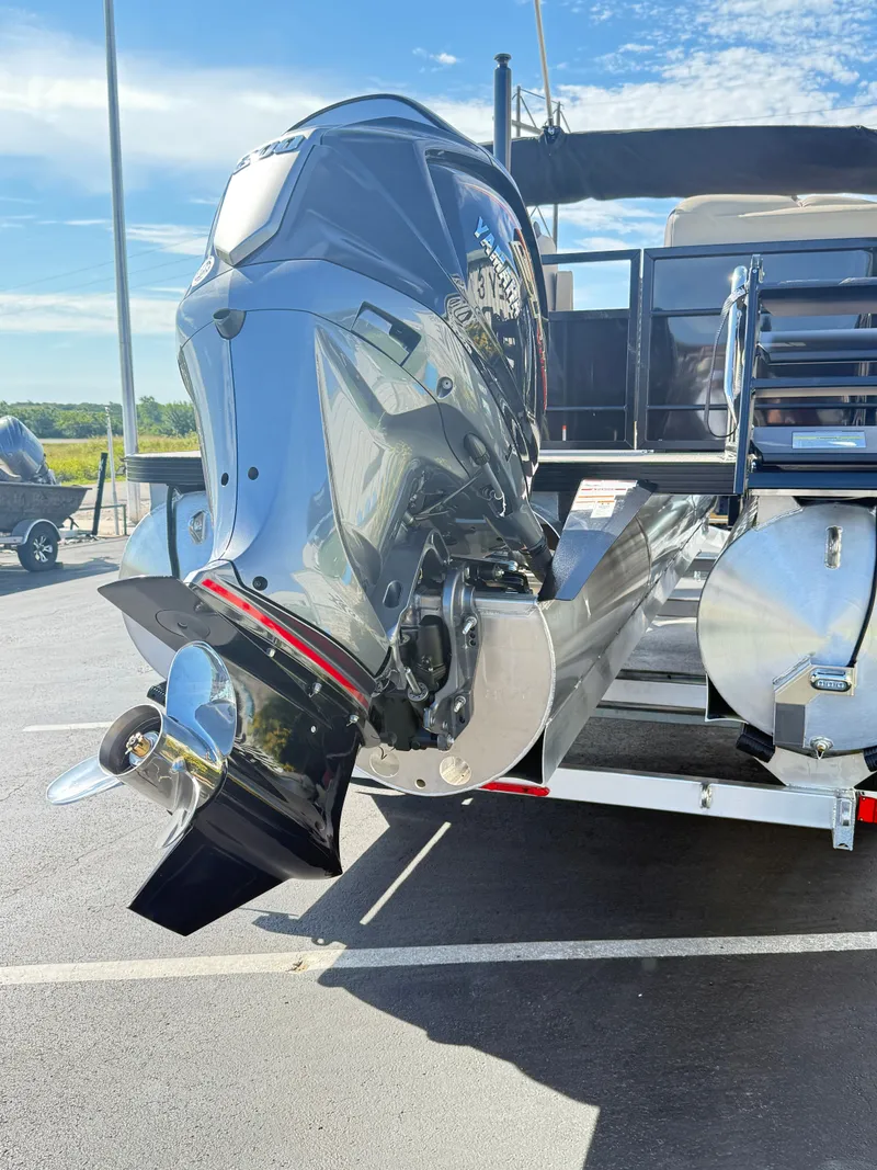 Slide: The Image of Veranda VR 22 RC W/XL PKG 2026 - 10