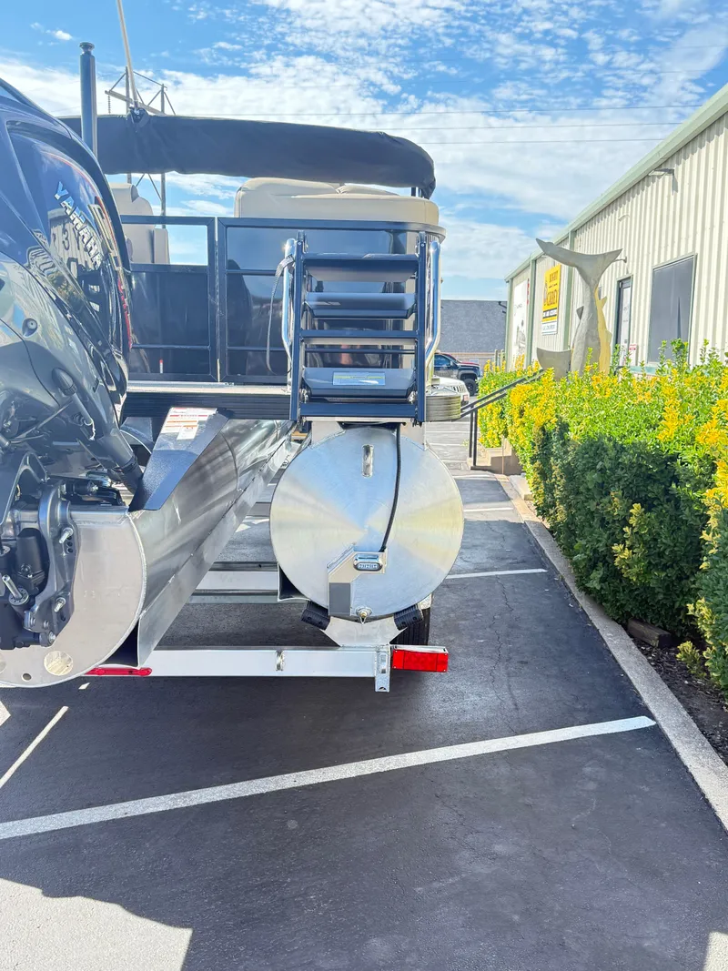 Slide: The Image of Veranda VR 22 RC W/XL PKG 2026 - 11