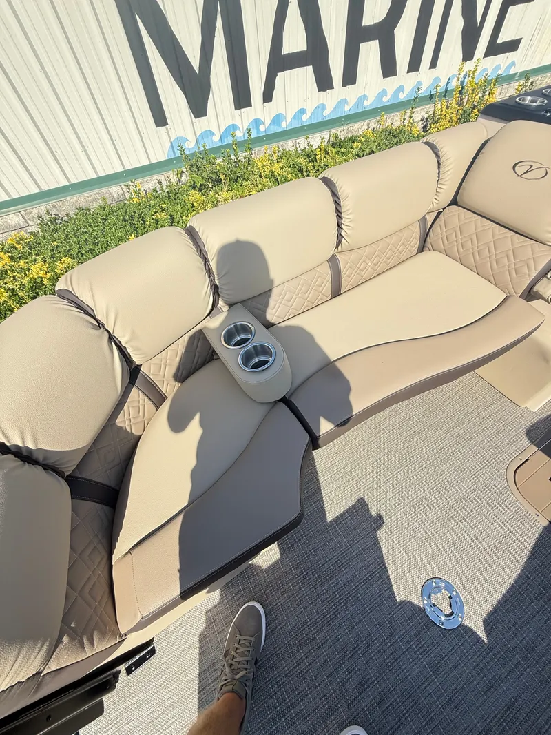 Slide: The Image of Veranda VR 22 RC W/XL PKG 2026 - 18