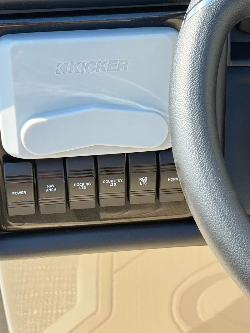 Slide: The Image of Veranda VR 22 RC W/XL PKG 2026 - 25