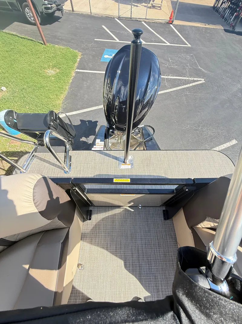 Slide: The Image of Veranda VR 22 RC W/XL PKG 2026 - 33