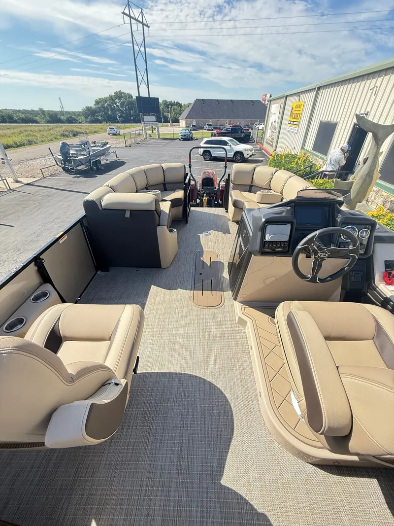 Slide: The Image of Veranda VR 22 RC W/XL PKG 2026 - 35