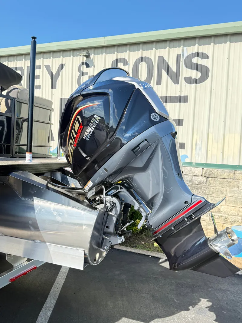 Slide: The Image of Veranda VR 22 RC W/XL PKG 2026 - 9