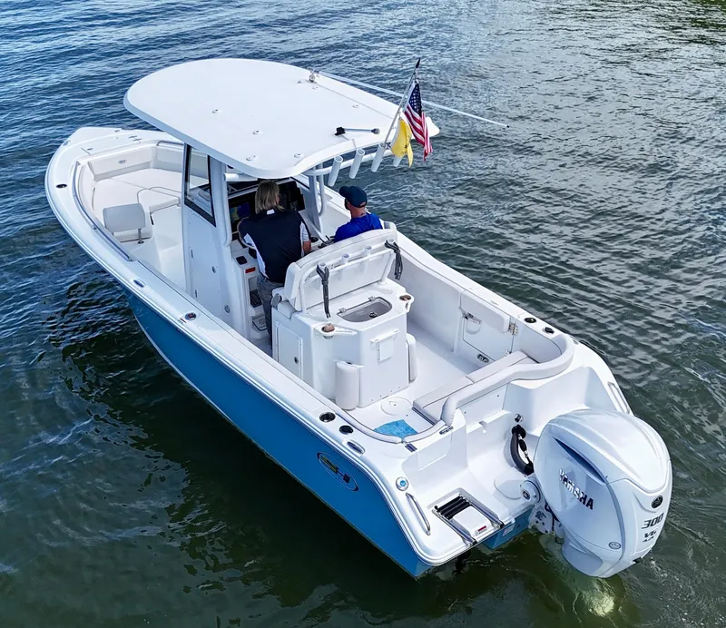 Slide: The Image of 2024 Sea Hunt Ultra 239 SE boat on water, featuring Yamaha 300 engine. - 4