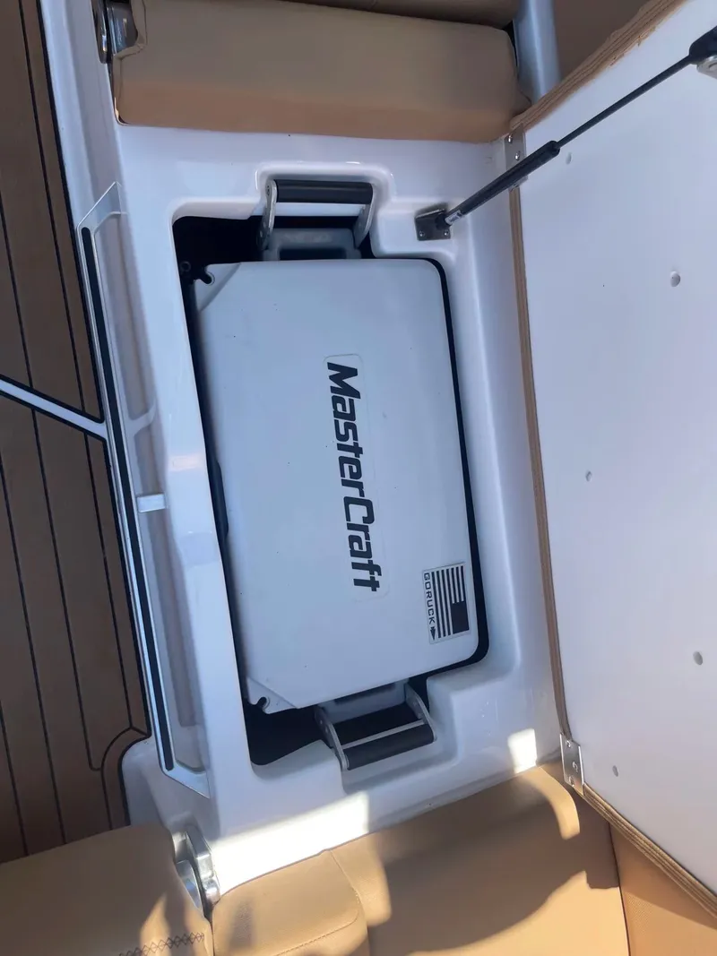 Slide: The Image of MasterCraft X24 2021 - 21