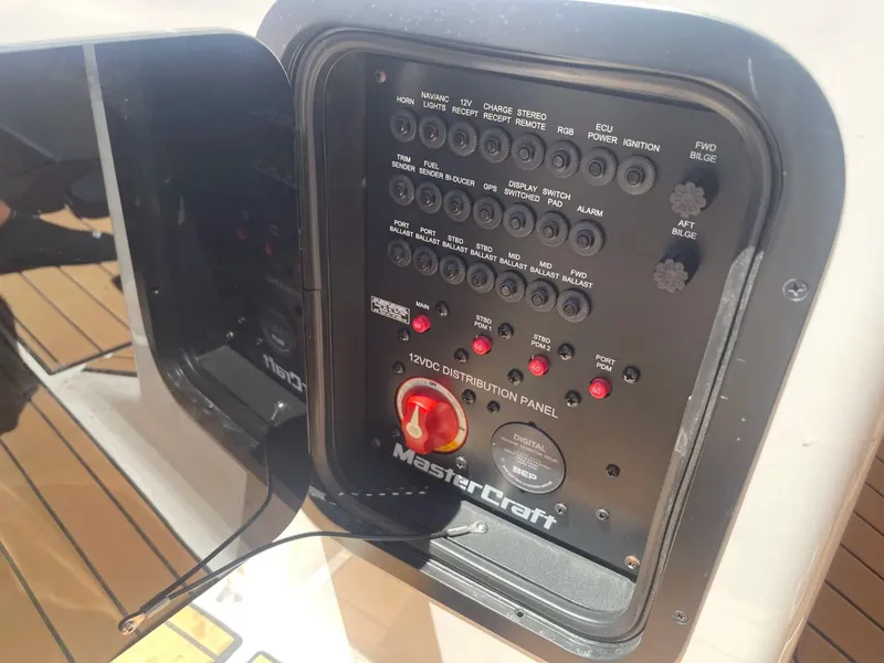 Slide: The Image of MasterCraft X24 2021 - 42