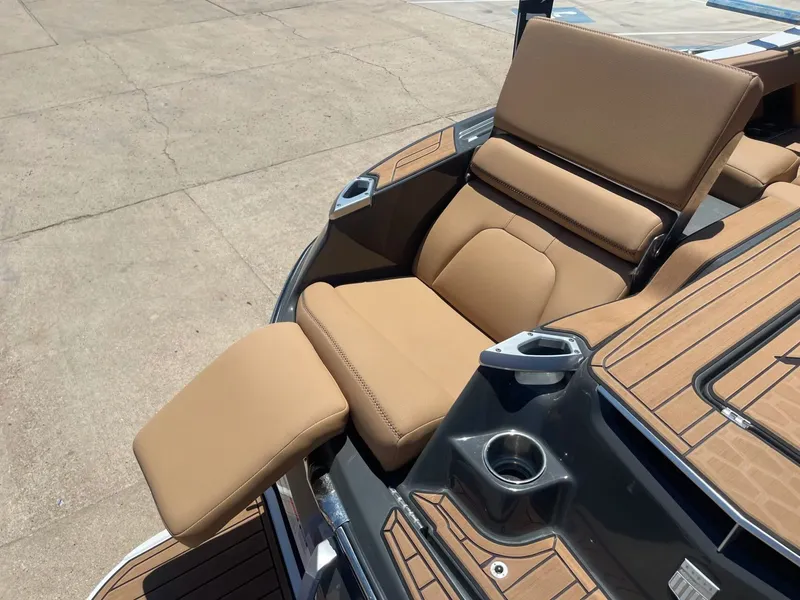 Slide: The Image of MasterCraft X24 2021 - 7