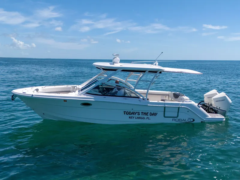 Slide: The Image of Robalo R317 Dual Console 2022 - 10