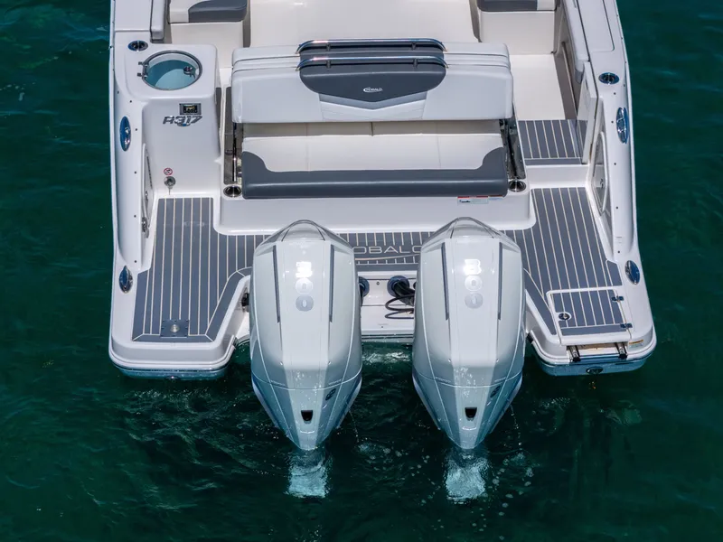 Slide: The Image of Robalo R317 Dual Console 2022 - 19