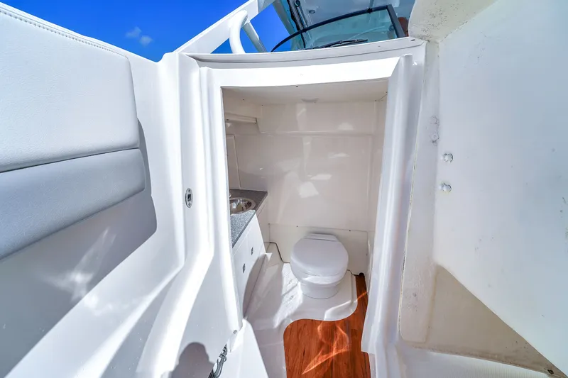 Slide: The Image of Robalo R317 Dual Console 2022 - 30