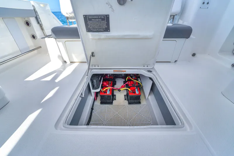 Slide: The Image of Robalo R317 Dual Console 2022 - 33