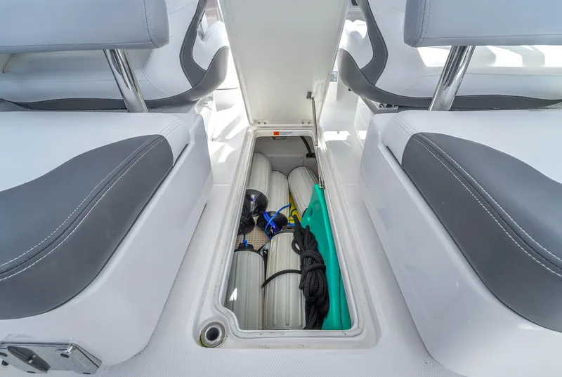 Slide: The Image of Robalo R317 Dual Console 2022 - 34