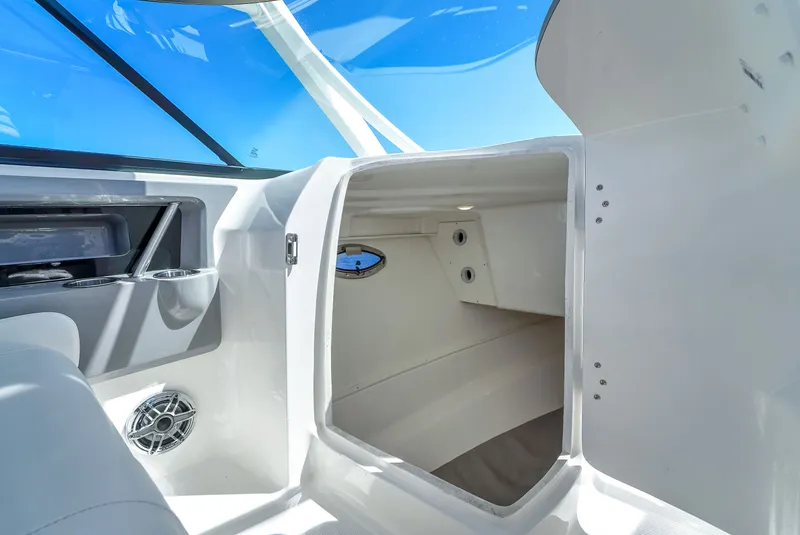 Slide: The Image of Robalo R317 Dual Console 2022 - 36