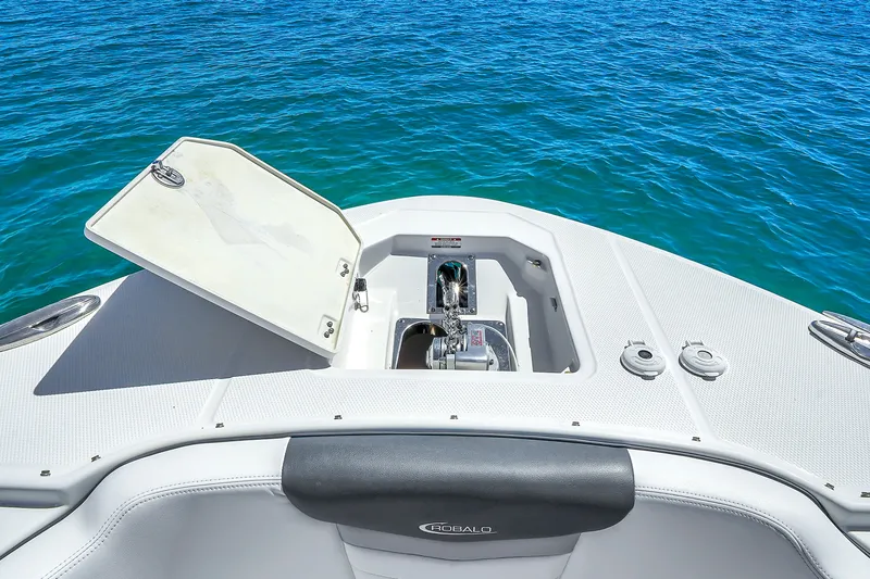 Slide: The Image of Robalo R317 Dual Console 2022 - 39
