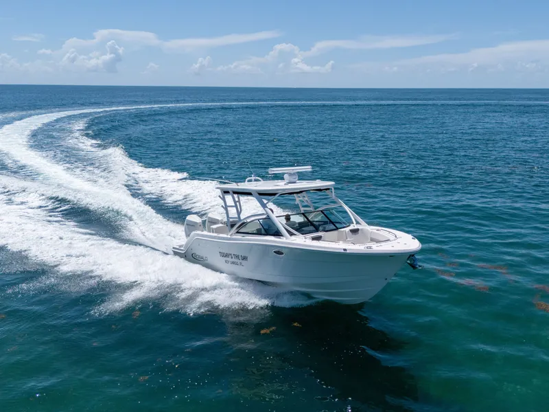 Slide: The Image of Robalo R317 Dual Console 2022 - 4