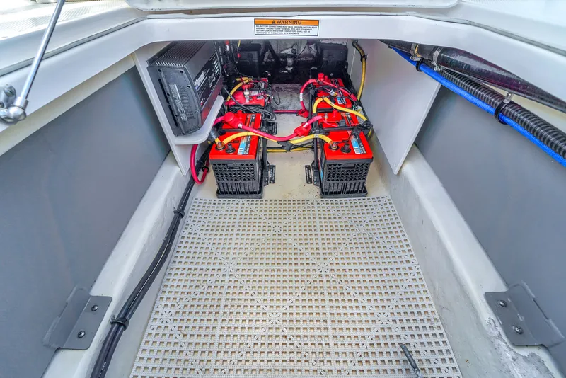 Slide: The Image of Robalo R317 Dual Console 2022 - 40