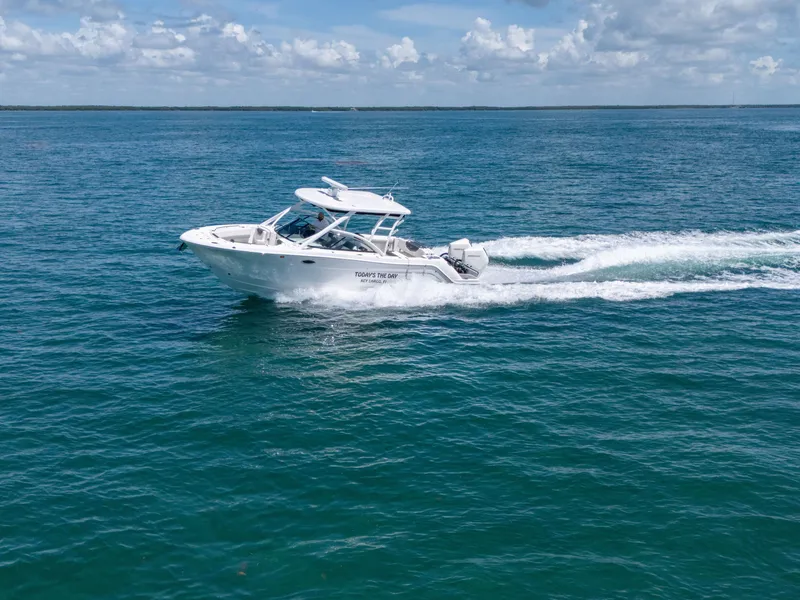 Slide: The Image of Robalo R317 Dual Console 2022 - 5