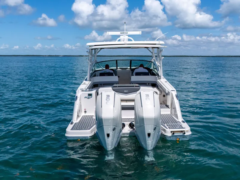 Slide: The Image of Robalo R317 Dual Console 2022 - 7