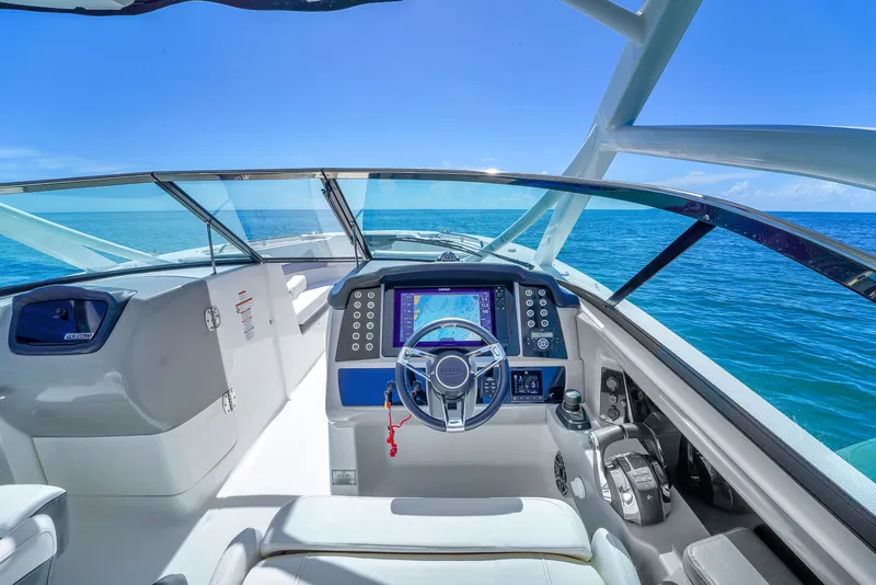 Slide: The Image of Robalo R317 Dual Console 2022 - 9