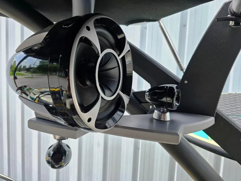 Slide: The Image of 2015 Malibu Wakesetter 22 VLX Surf Gate speaker system close-up. - 21