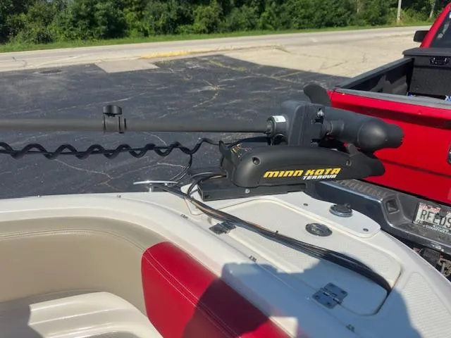 Slide: The Image of 2018 Chaparral 21 H2O Ski & Fish boat with Minn Kota trolling motor. - 18