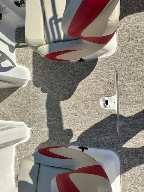 Slide: The Image of 2018 Chaparral 21 H2O Ski & Fish boat interior with red and white seats. - 24