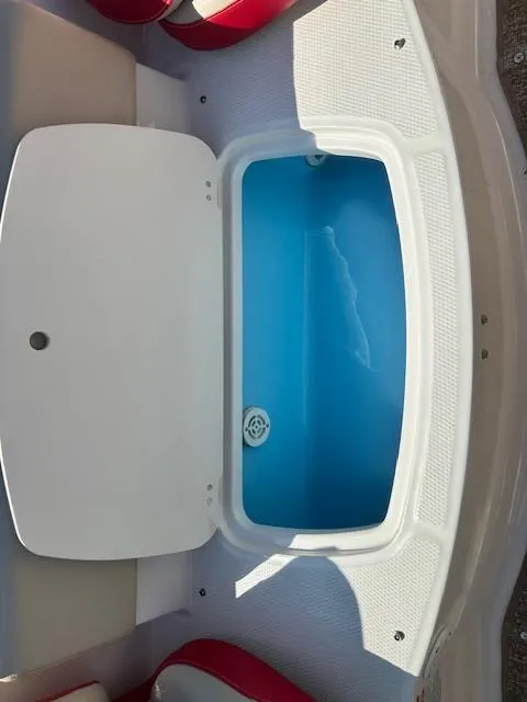 Slide: The Image of 2018 Chaparral 21 H2O Ski & Fish boat livewell with open lid. - 26