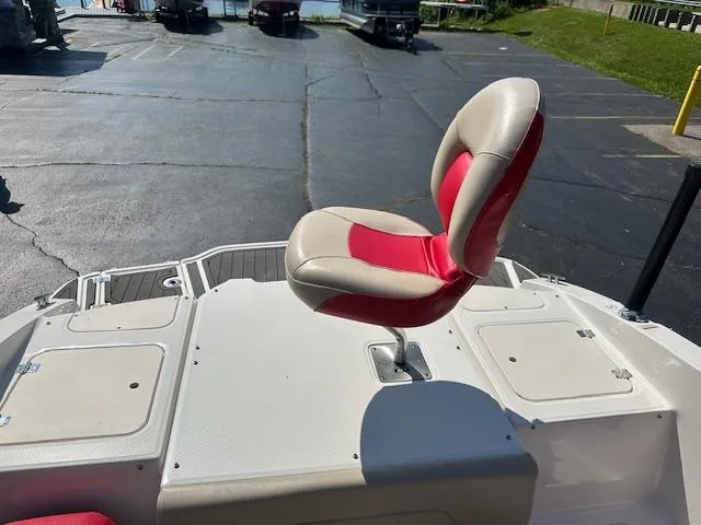 Slide: The Image of 2018 Chaparral 21 H2O Ski & Fish boat with red and beige seating. - 27
