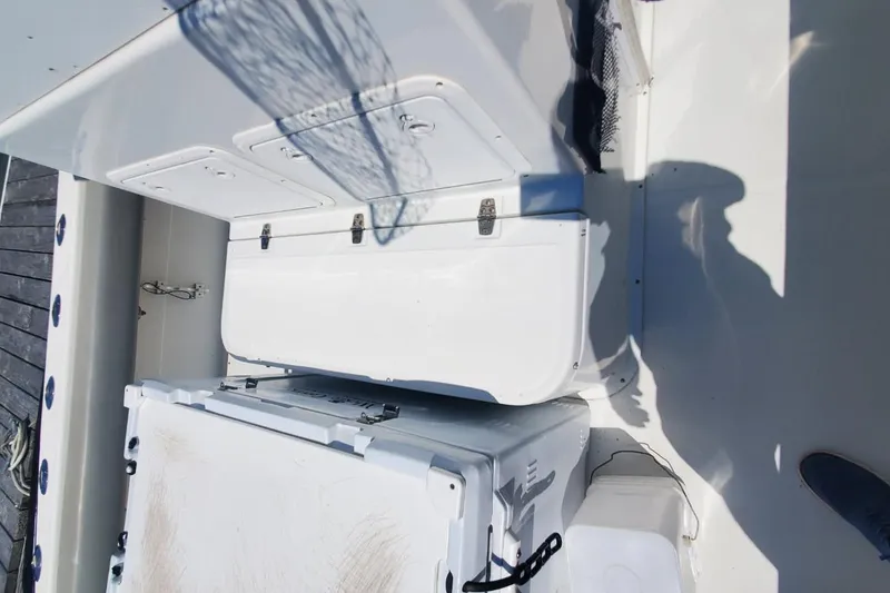 Slide: The Image of 1998 Ocean Master 31 Center Console deck with storage compartments and cooler. - 10