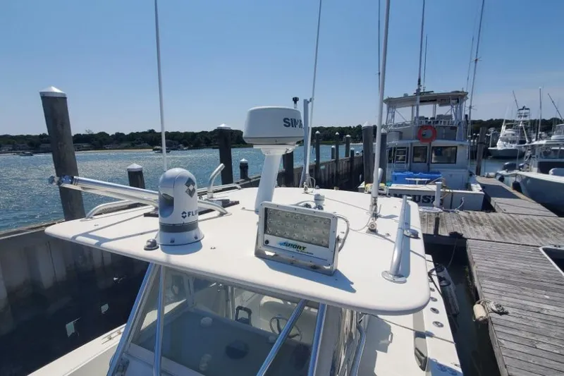 Slide: The Image of 1998 Ocean Master 31 Center Console docked, featuring advanced navigation equipment. - 28