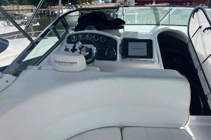 Slide: The Image of Pilothouse of 2000 Carver 530 Voyager with Garmin navigation system and white leather seating. - 31