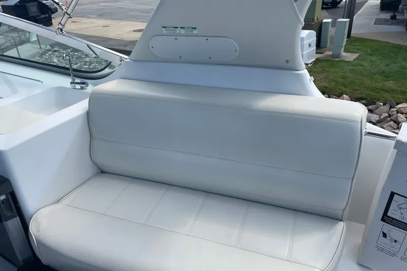 Slide: The Image of White seating area on a 2000 Carver 530 Voyager Pilothouse boat. - 32