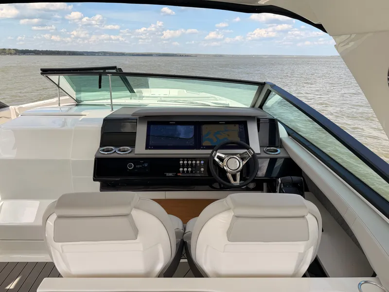 Slide: The Image of Sea Ray SLX 400 2026 - 19