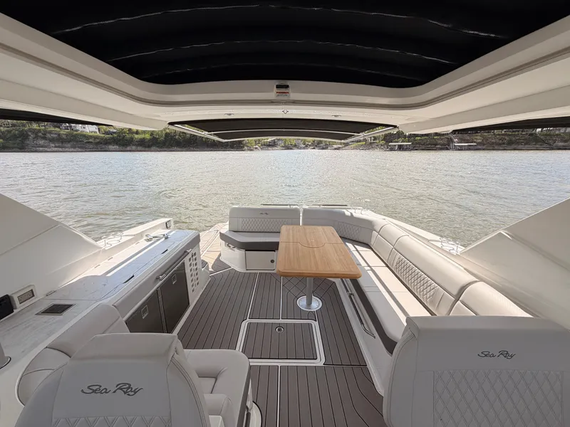 Slide: The Image of Sea Ray SLX 400 2026 - 30