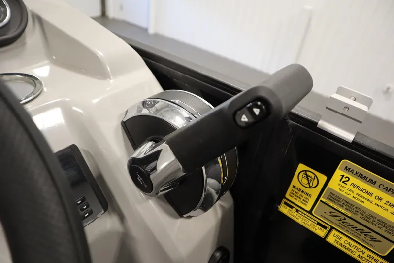 Slide: The Image of Throttle control of 2025 Bentley Pontoons 220 Fish-N-Cruise boat, showcasing capacity warning label. - 24
