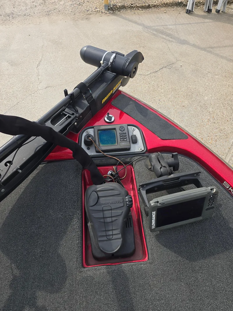 Slide: The Image of 2014 Skeeter ZX 190 boat dashboard with electronics and trolling motor. - 15
