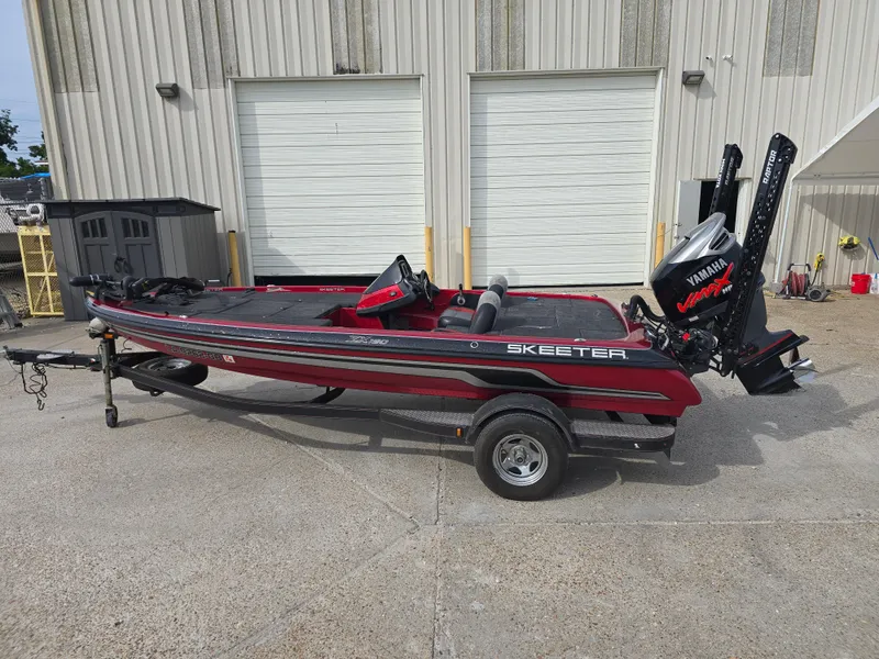 Slide: The Image of 2014 Skeeter ZX 190 bass boat with Yamaha VMAX engine, parked outside a garage. - 7