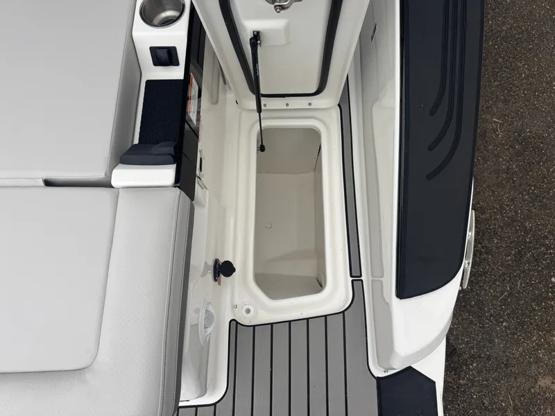 Slide: The Image of Sea Ray SLX 280 2026 - 15
