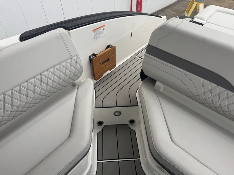 Slide: The Image of Sea Ray SLX 280 2026 - 16