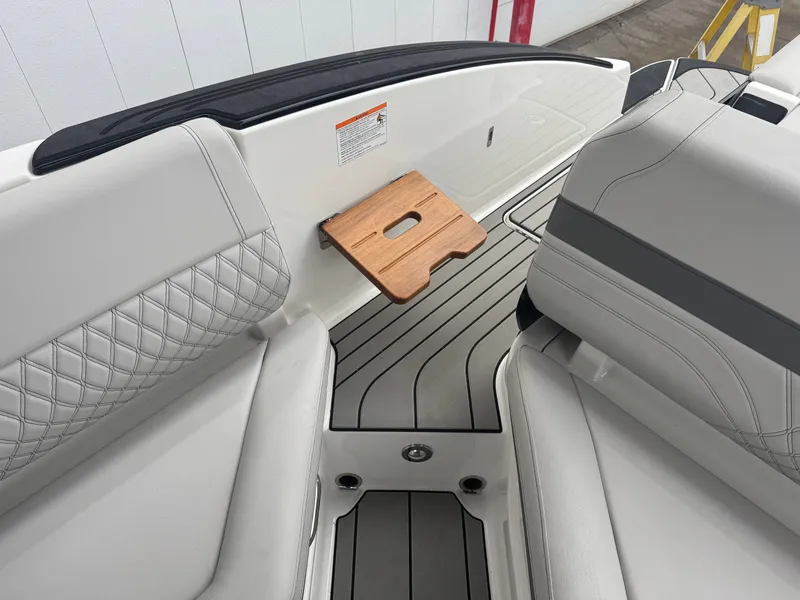 Slide: The Image of Sea Ray SLX 280 2026 - 17