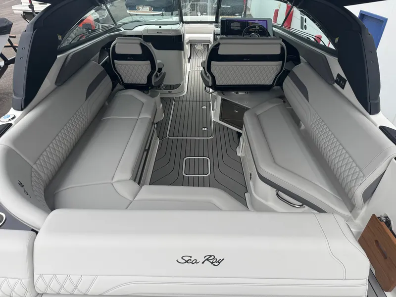 Slide: The Image of Sea Ray SLX 280 2026 - 18